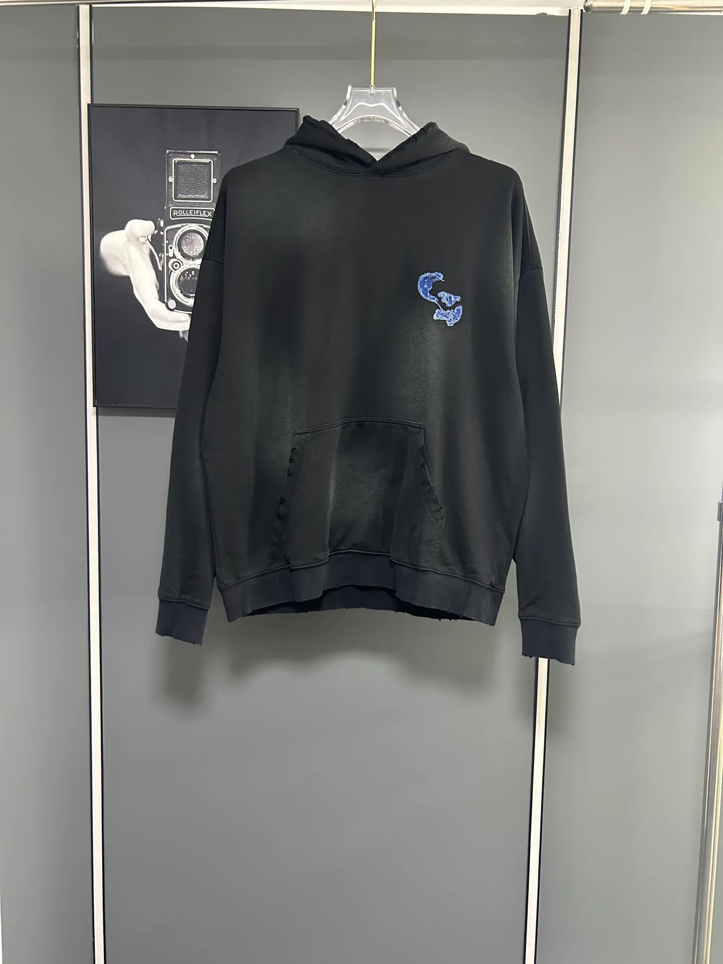 P310 𝗖𝗵𝗿𝗼𝗺𝗲 𝗛𝗲𝗮𝗿𝘁𝘀/Cro Heart 2025 Cross Patch Embroidery Summer New Original Single Counter American Acid Washed Distressed Laser Burnt Patch Embroidery Couple Casual Hooded Sweatshirt 👑The highest version! Customized fabric 440g tripe terry fabric! American acid-washed and distressed original fabric laser burnt ✟appliqué embroidery and exquisite embroidery of letters! The best-selling model at the counter. It is very comfortable to wear. It is low-key yet luxurious. It is very classy when worn. The large size and tailoring are needless to say. The upper body is exquisite and vivid. 👍High-end first-class materials. A truly palace-level product. The cotton from Turkey is of outstanding quality. After heavy washing, the clothes are very soft! Not picky, the upper body is absolutely stylish and extremely luxurious. Auxiliary materials: The original model has been authenticated and labeled ➕100% silk washed with water label. Genuine purchase-grade original hangtag➕matching hanging rope➕3D hanging beads➕original packaging bag. Craftsmanship: The original version has consistent wiring! The highest version of the armhole matching technique! Countless times of pattern making to 100% restore the original appearance! The correct version is the same for men and women, super eye-catching, super good-looking, and super atmospheric! Color: White Black Royal Blue Size, XS S M L